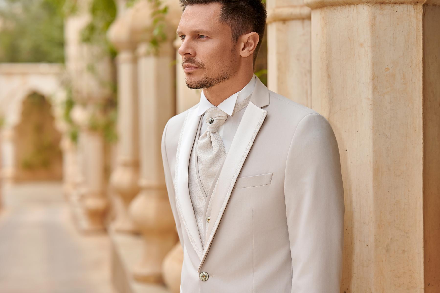 Costume Berlin Beige Costume de mariage Berlin beige, revers soulignés de satin