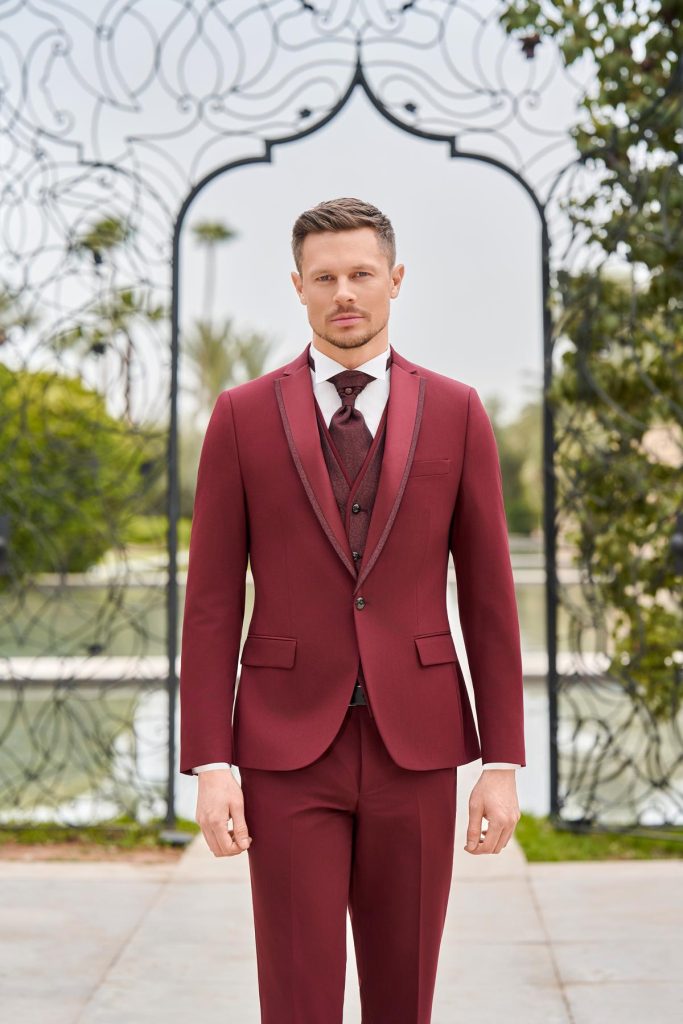 Costume de mariage Berlin bordeaux, revers soulignés de satin