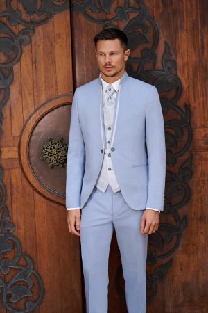 Costume de mariage Limassol bleu ciel, col officier et liseré contrasté
