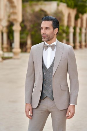 Costume de mariage Madison sable, revers en pointe
