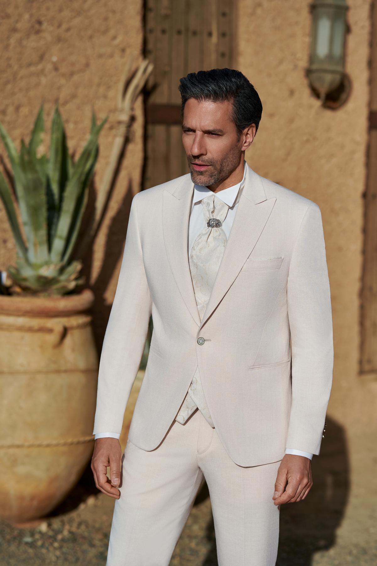 Costume Malaga Beige Costume de mariage Malaga beige, tissu chiné et gilet croisé