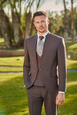 Costume de mariage Mérida marron, col officier passepoilé